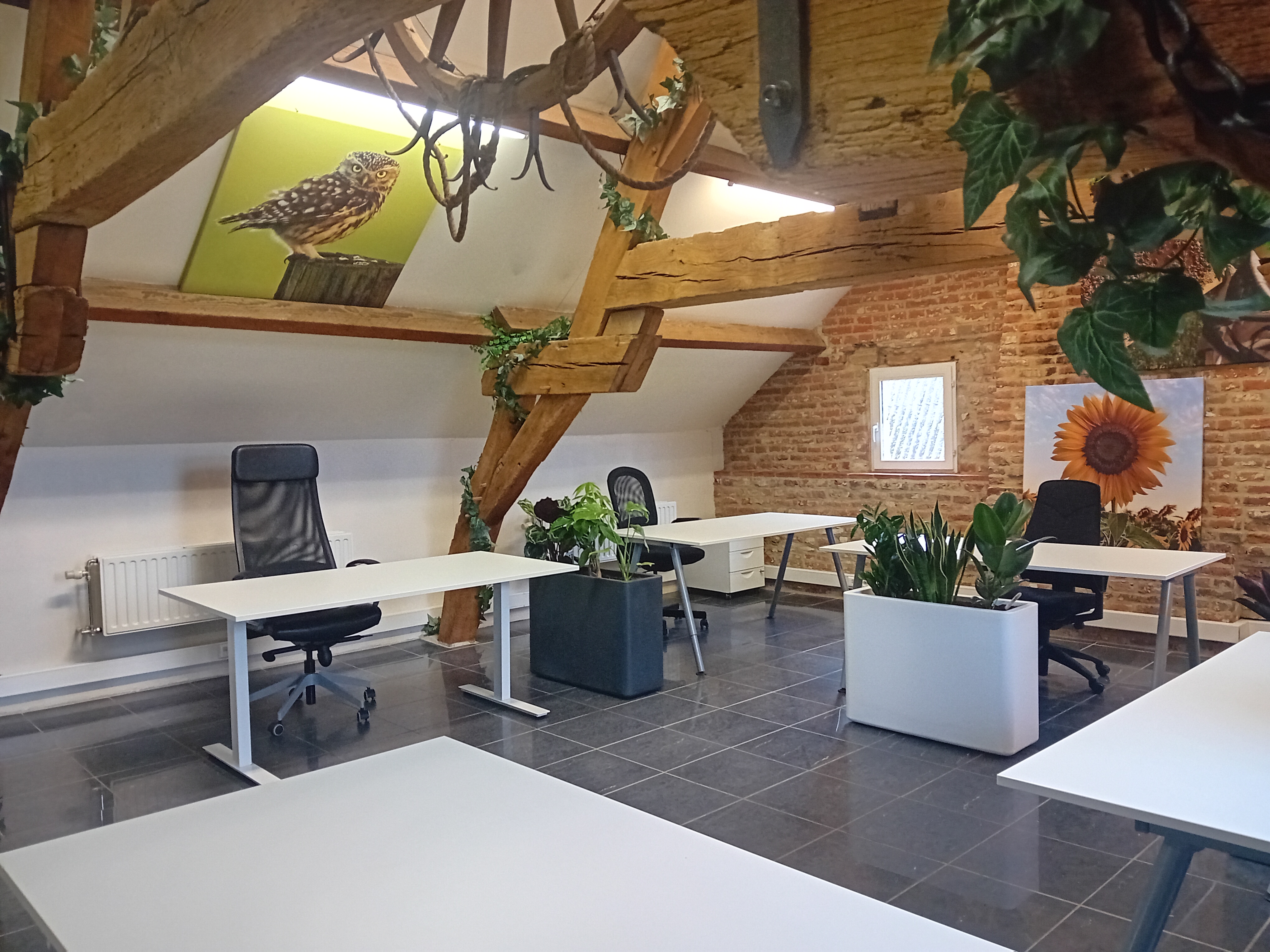 Je eigen bureau in coworkingruimte in de eeuwenoude donjon te huur